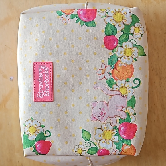 STRAWBERRY SHORTCAKE COSMETIC CASE - Picture 5 of 12